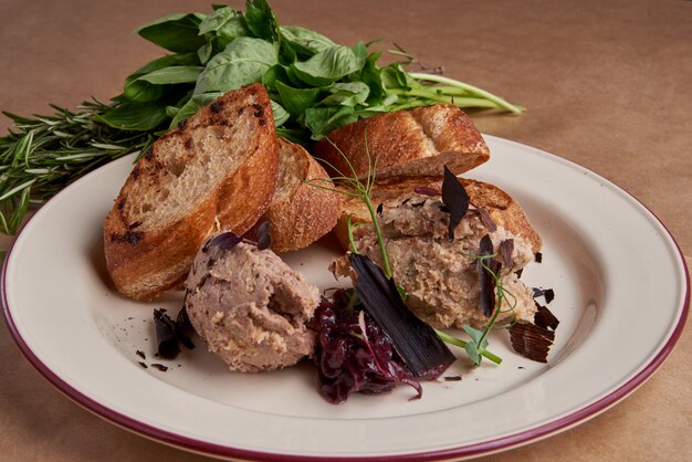 Bruschetta avec pâté et basilic sur une plaque