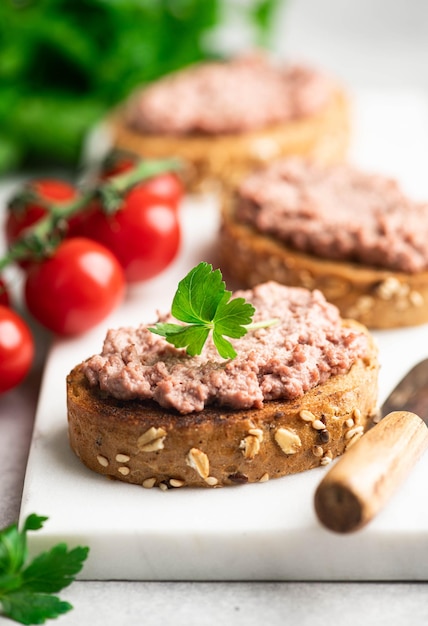 Bruschetta avec pâte de foie de canard à concentration sélective