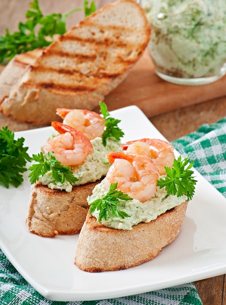 Bruschetta avec une pâte de pois verts et de crevettes