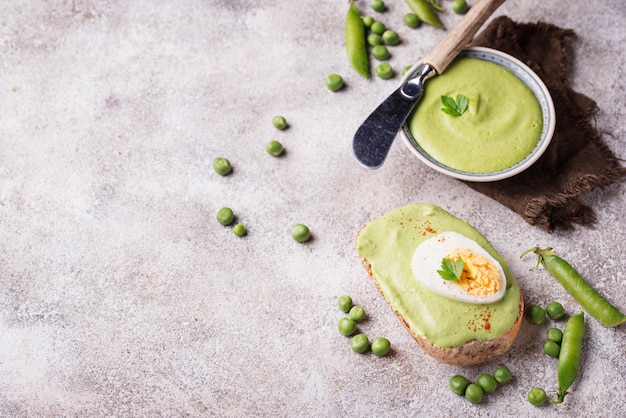 Bruschetta à la purée de pois verts et oeuf