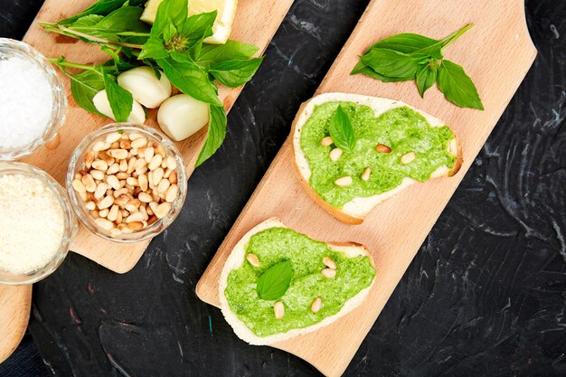 Bruschetta avec sauce au pesto, parmesan et basilic frais