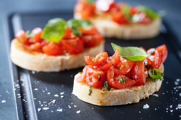 Bruschetta savoureuse aux tomates et au basilic