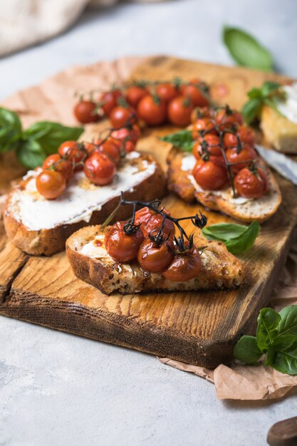 Bruschetta savoureuse avec baguette grillée et tomates rôties