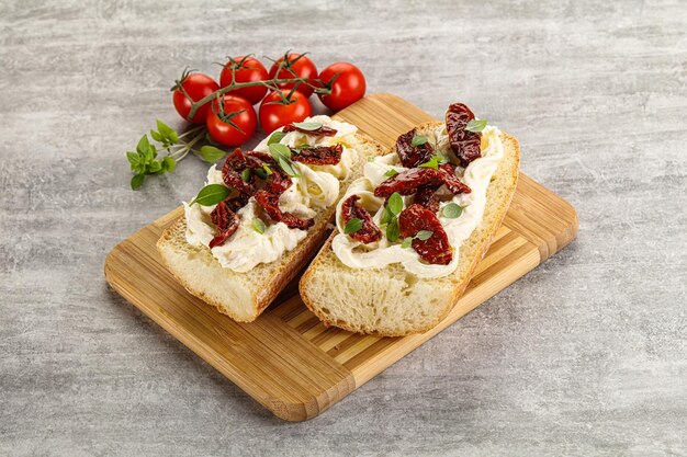 Photo bruschetta à la strachatella et tomates sèches