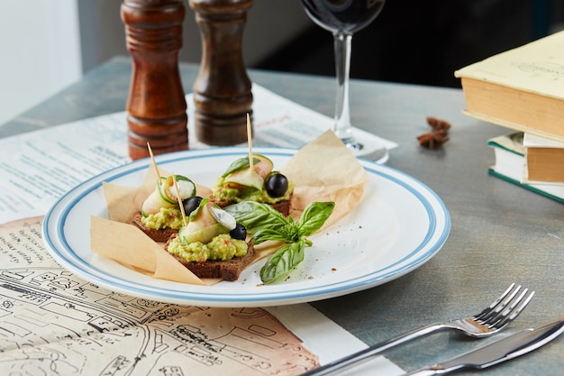 Bruschetta sur une table en bois dans une assiette blanche