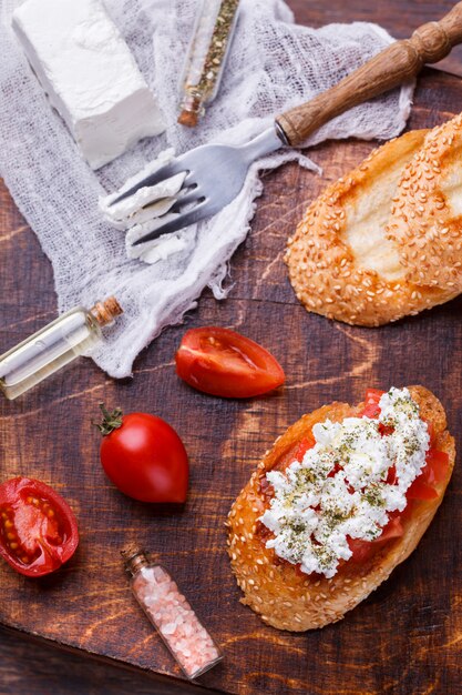 Bruschetta à la tomate et au fromage féta