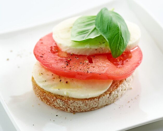 bruschetta à la tomate et à la mozzarella