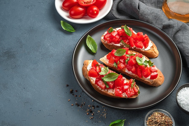 Bruschetta traditionnelle avec tomates basilic et fromage à la crème