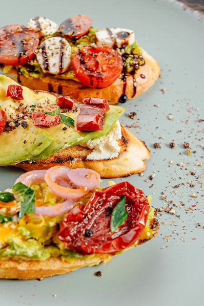 Bruschettas à l'avocat et tomates séchées au soleil