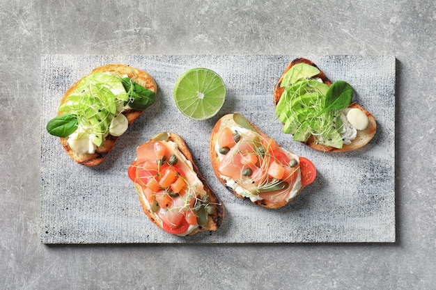 Des bruschettes délicieuses avec du prosciutto et de l'avocat à bord.