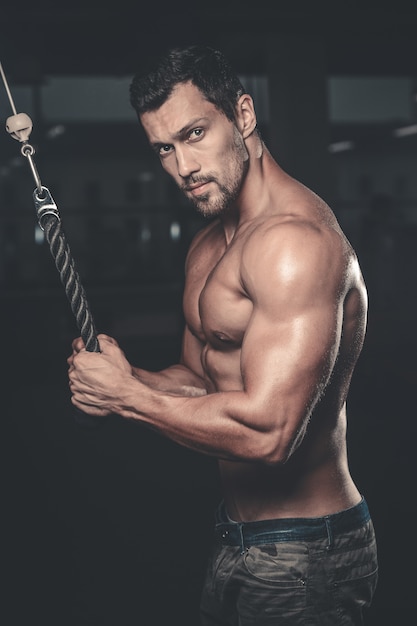 Brutal caucasien beau fitness hommes sur la formation de régime triceps gym