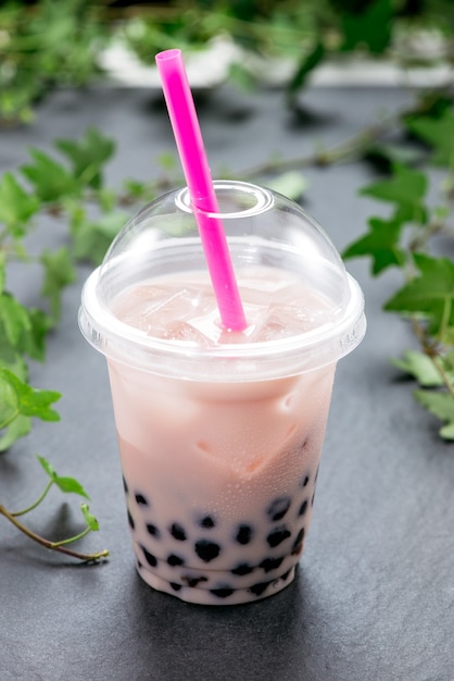 Bubble boba tea avec du lait et des perles de tapioca dans une tasse en plastique