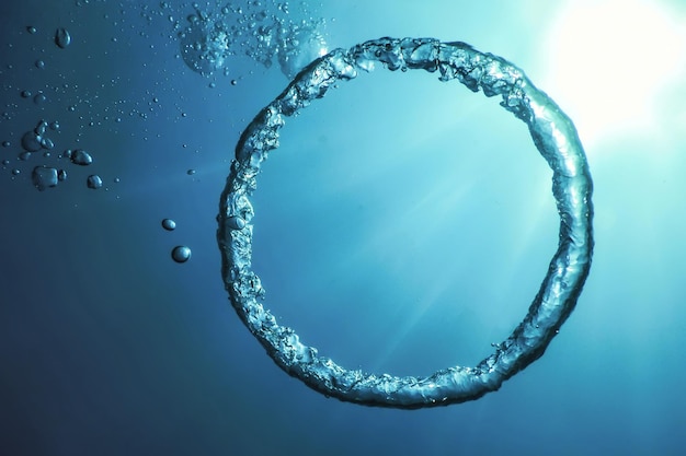 Bubble Ring Underwater monte vers le Soleil.