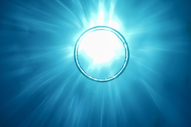 Photo bubble ring underwater monte vers le soleil.