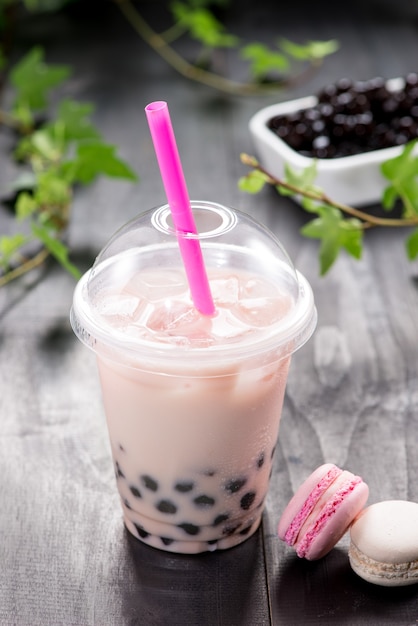 Bubble Tea Boba à la Fraise avec des fruits et de la glace pilée.