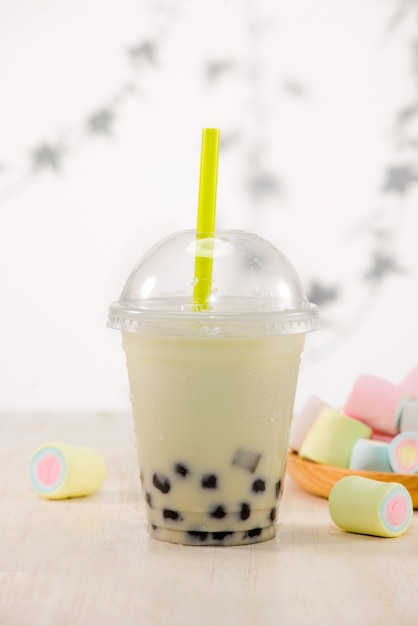 Bubble Tea Boba à la fraise avec de la guimauve et de la glace pilée.