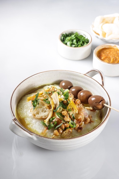 Bubur Ayam ou bouillie de riz indonésienne avec poulet râpé et Cakwe.