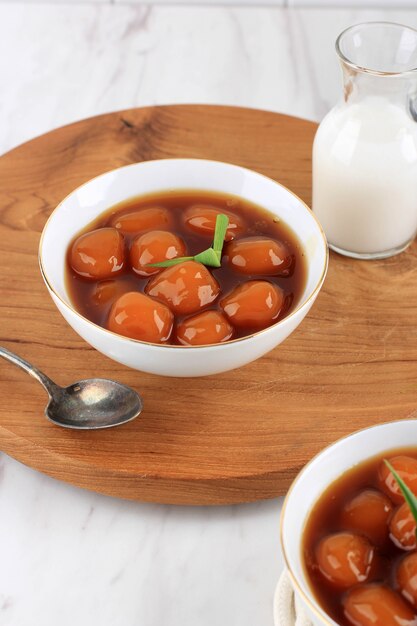 Bubur Biji Salak (Candil) est un dessert indonésien célèbre pendant le petit-déjeuner du Ramadan. Fabriqué à partir de boules de kabocha de patate douce ou de citrouille jaune avec du sirop de sucre de palme et du lait de coco.