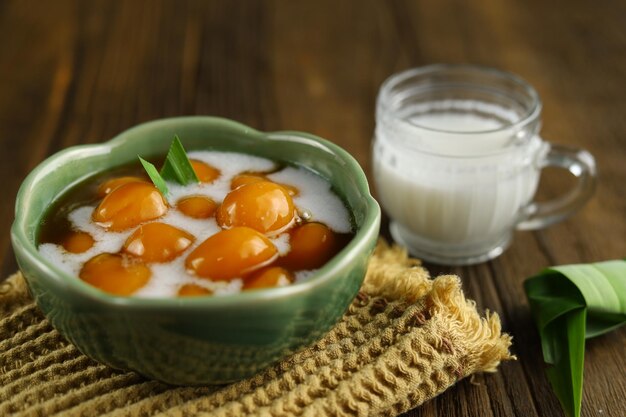 Bubur candil ou biji salak cuisine indonésienne à base de farine de riz gluant cassonade riz flou