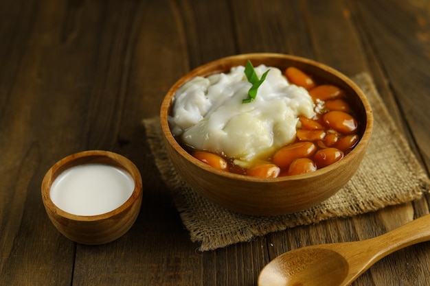 Bubur candil ou biji salak cuisine indonésienne à base de farine de riz gluant cassonade riz flou