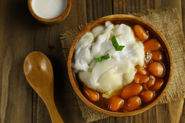 Bubur candil ou biji salak cuisine indonésienne à base de farine de riz gluant cassonade riz flou