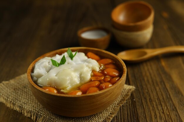 Bubur candil ou biji salak cuisine indonésienne à base de farine de riz gluant cassonade riz flou