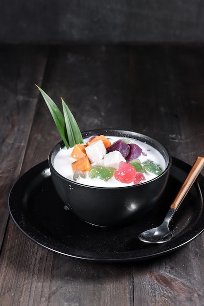 Bubur Cha Cha ou chacha dessert au lait de coco de style malaisien avec patate douce taro et igname