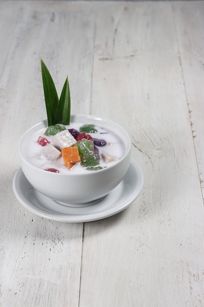 Bubur Cha Cha ou chacha dessert au lait de coco de style malaisien avec patate douce taro et igname