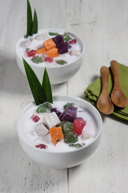 Bubur Cha Cha ou chacha dessert au lait de coco de style malaisien avec patate douce taro et igname