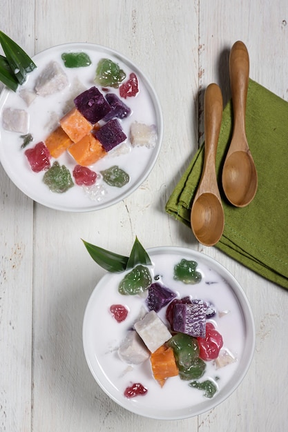 Bubur Cha Cha ou chacha dessert au lait de coco de style malaisien avec patate douce taro et igname