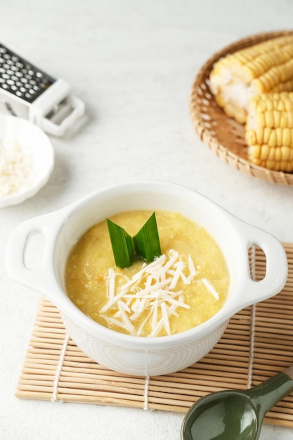 Bubur jagung manis ou bouillie de maïs sucré dessert traditionnel indonésien Mise au point sélectionnée