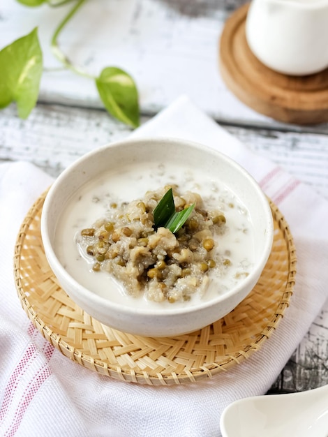 Bubur Kacang Hijau , dessert ou petit-déjeuner indonésien à base de haricots mungo et de lait de coco