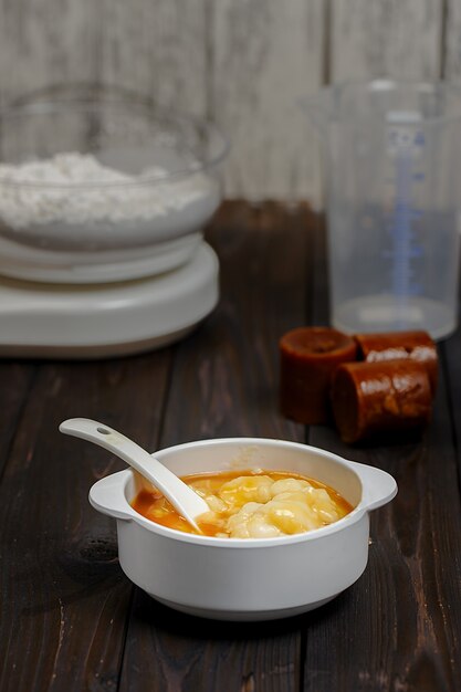 Bubur Sumsum ou bouillie dessert javanaise de farine de riz lait de coco avec du sucre de palme