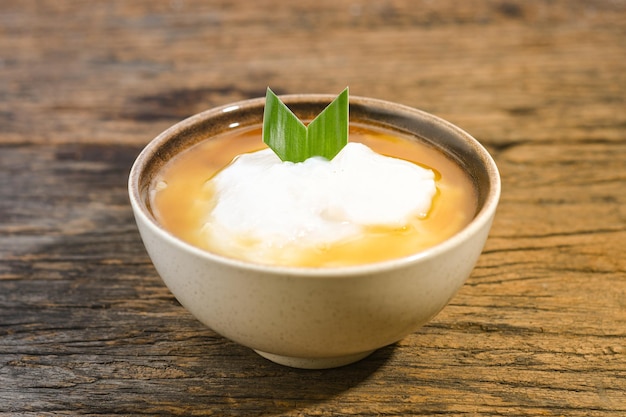 Bubur sumsum dessert javanais bouillie de farine de riz lait de coco avec sirop de cassonade