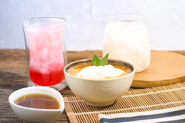 Bubur Sumsum servi sur une table en bois Dessert traditionnel indonésien Ramadan iftar food