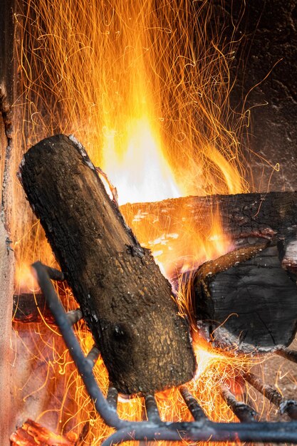 Une bûche dans un feu avec le mot feu dessus