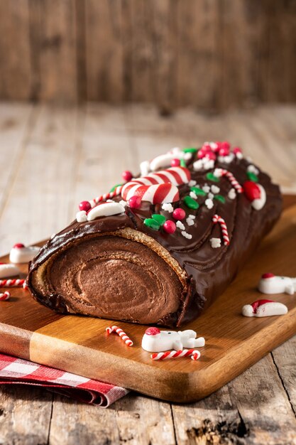 Bûche de Noël au chocolat gâteau de Noël sur table en bois