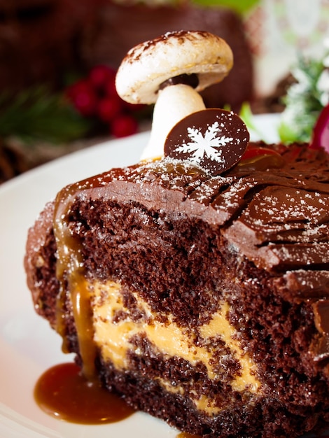 Bûche de Noël traditionnelle décorée de champignons de massepain.