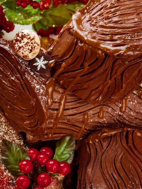 Bûche de Noël traditionnelle décorée de champignons de massepain.