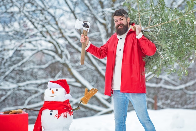 Bûcheron de Noël avec hache et arbre de Noël.