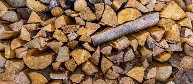 Bûches de bois de chauffage coupées à sec. Texture de pile en bois. Bois de chauffage texturé abstrait automne hiver campagne