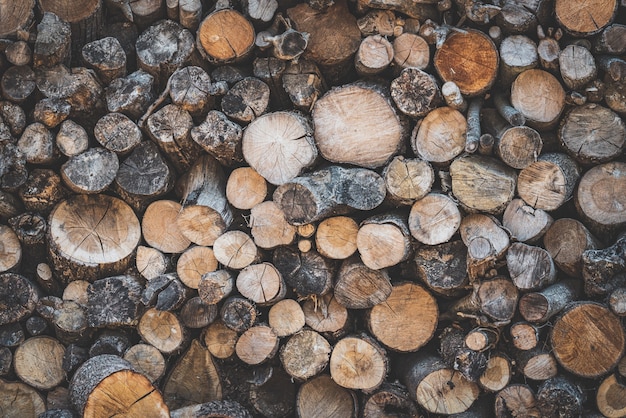 Bûches de bois empilées pour le feu