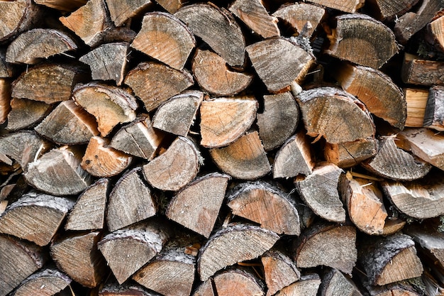 Bûches de bois empilées prêtes pour l'hiver