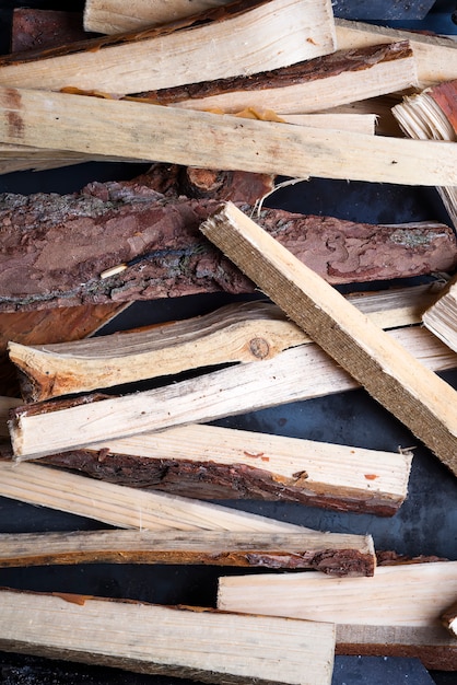 Des bûches de bois pour un feu