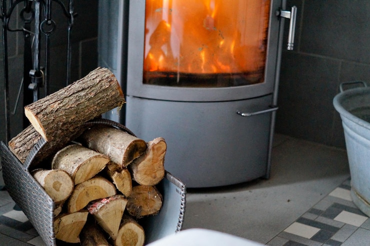 Photo bûches sur conteneur par poêle à bois