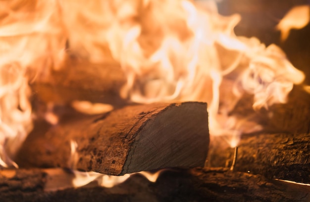 Bûches en feu dans une cheminée à la maison