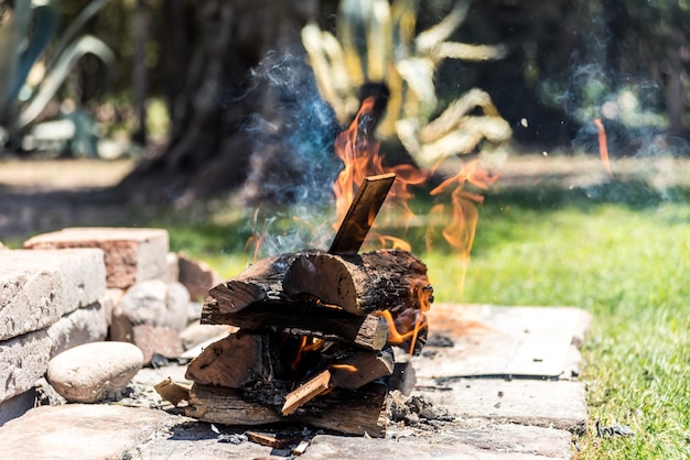 Bûches incendiées pour cuisiner sur le feu typiquement argentin