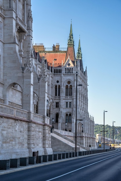 Budapest, Hongrie 18.08.2021. Bâtiment du Parlement sur le quai de Budapest, Hongrie, par un beau matin d'été