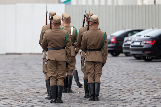 Budapest Hongrie 22 juin 2018 gardes nationaux à l'extérieur du palais de Sandor c'est la résidence officielle du président ainsi que le siège du bureau présidentiel