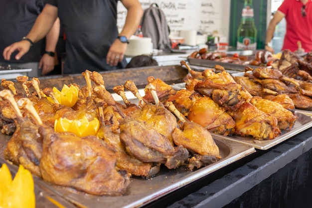 Budapest hongrie août barbecue traditionnel hongrois plats sur le marché de l'alimentation de rue à budapest